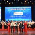 Công ty Việt Nam Booking đón nhận Cup “Top 20 thương hiệu nổi tiếng năm 2019”