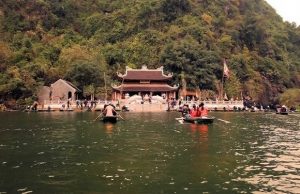 Tour du lịch Hà Nội – Chùa Tam Chúc – Chùa Hương 1 ngày | Hành hương lễ chùa đầu năm