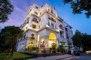 Combo 2N1Đ The Royal Hotel & Apartment TP.HCM 2 sao + Vé máy bay
