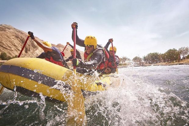 Khám phá dòng sông nhân tạo sa mạc UAE nổi tiếng cùng Vietnam Booking